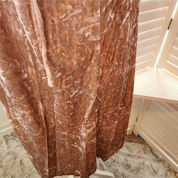 151 SHE & SKY BEIGE LIGHT WEIGHT CRUSHED VELVET DRESS - Picture 5 of 8